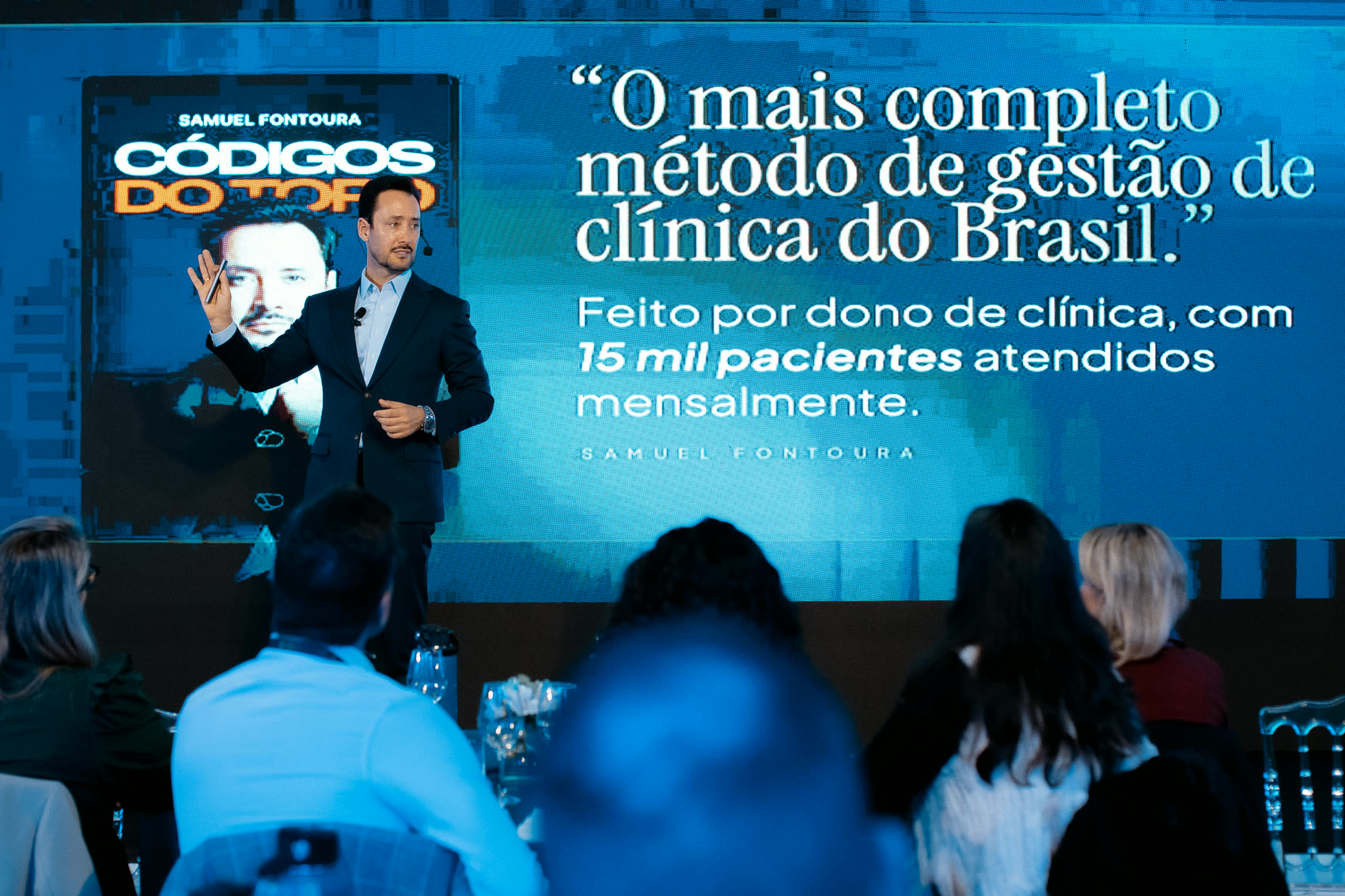 Samuel Fontoura no palco da Imersão Clínica Premium