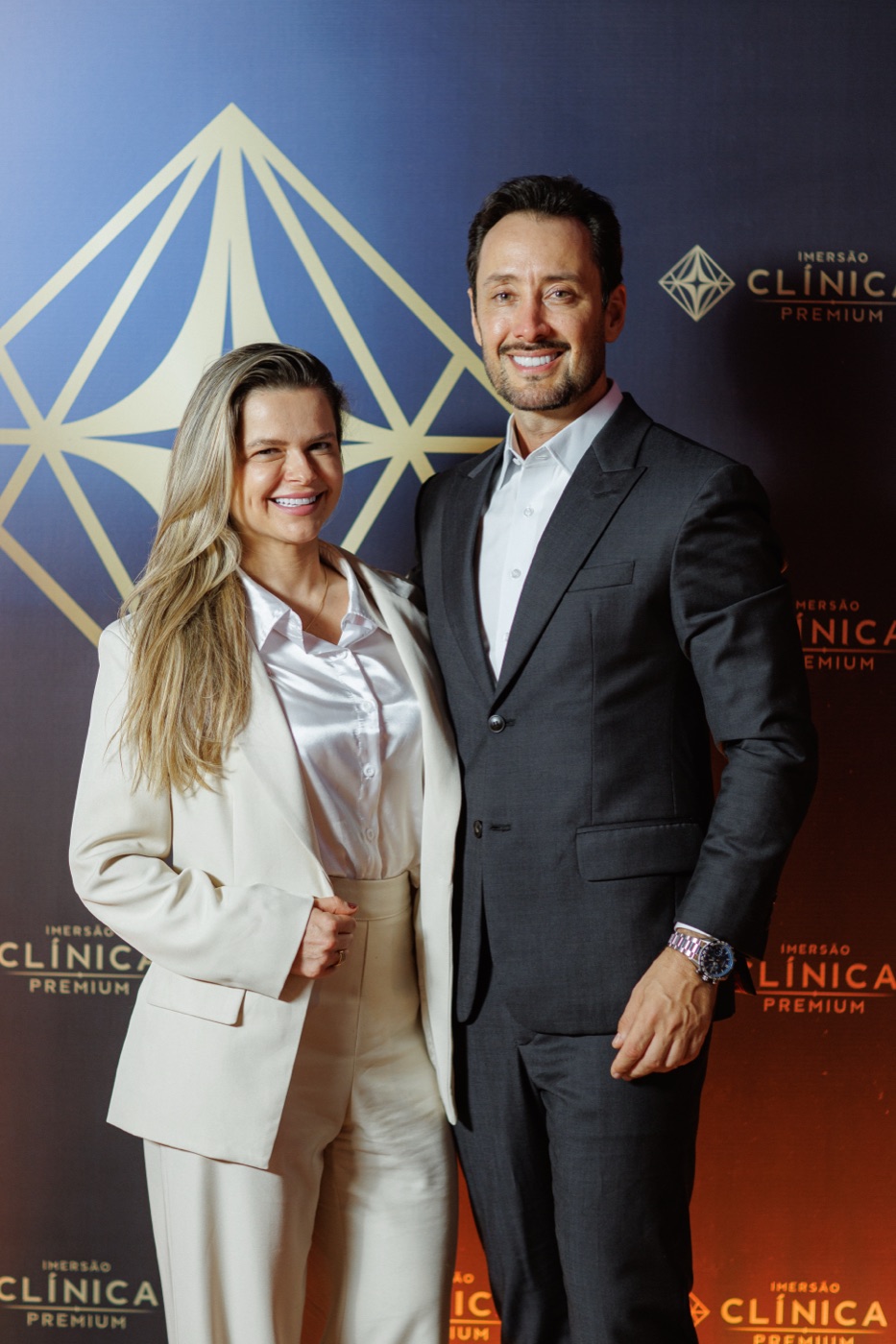 Participantes sorrindo no photo wall